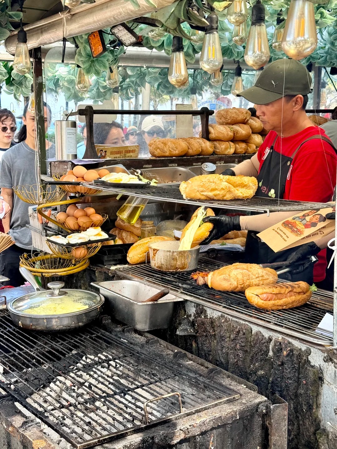 Món bánh mì nướng khiến khách nước ngoài mê mệt: Giá chỉ hơn 40k, xếp hàng tới số 60 vẫn kiên nhẫn chờ - Ảnh 2