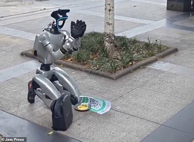 Trung Quốc: Robot quỳ giữa phố xin tiền sạc pin - Ảnh 1