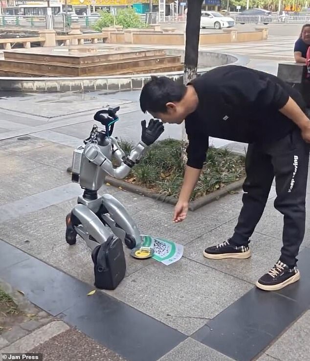 Trung Quốc: Robot quỳ giữa phố xin tiền sạc pin - Ảnh 3