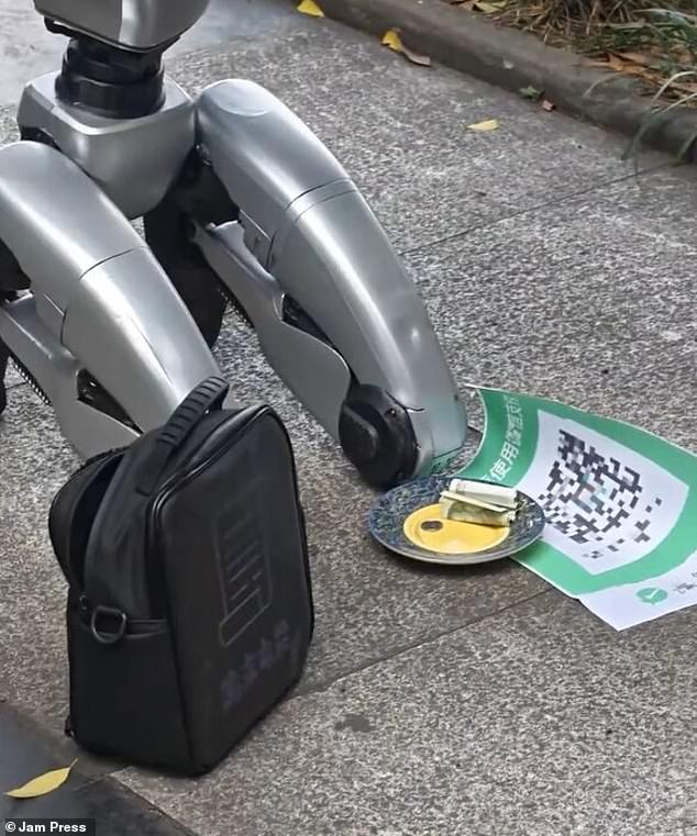 Trung Quốc: Robot quỳ giữa phố xin tiền sạc pin - Ảnh 2