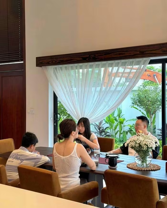 Nam nghệ sĩ lấy vợ là con gái đại gia miền Tây: Bỏ penthouse thành phố về ngoại ô xây biệt thự 500m², chill quên lối về - Ảnh 6