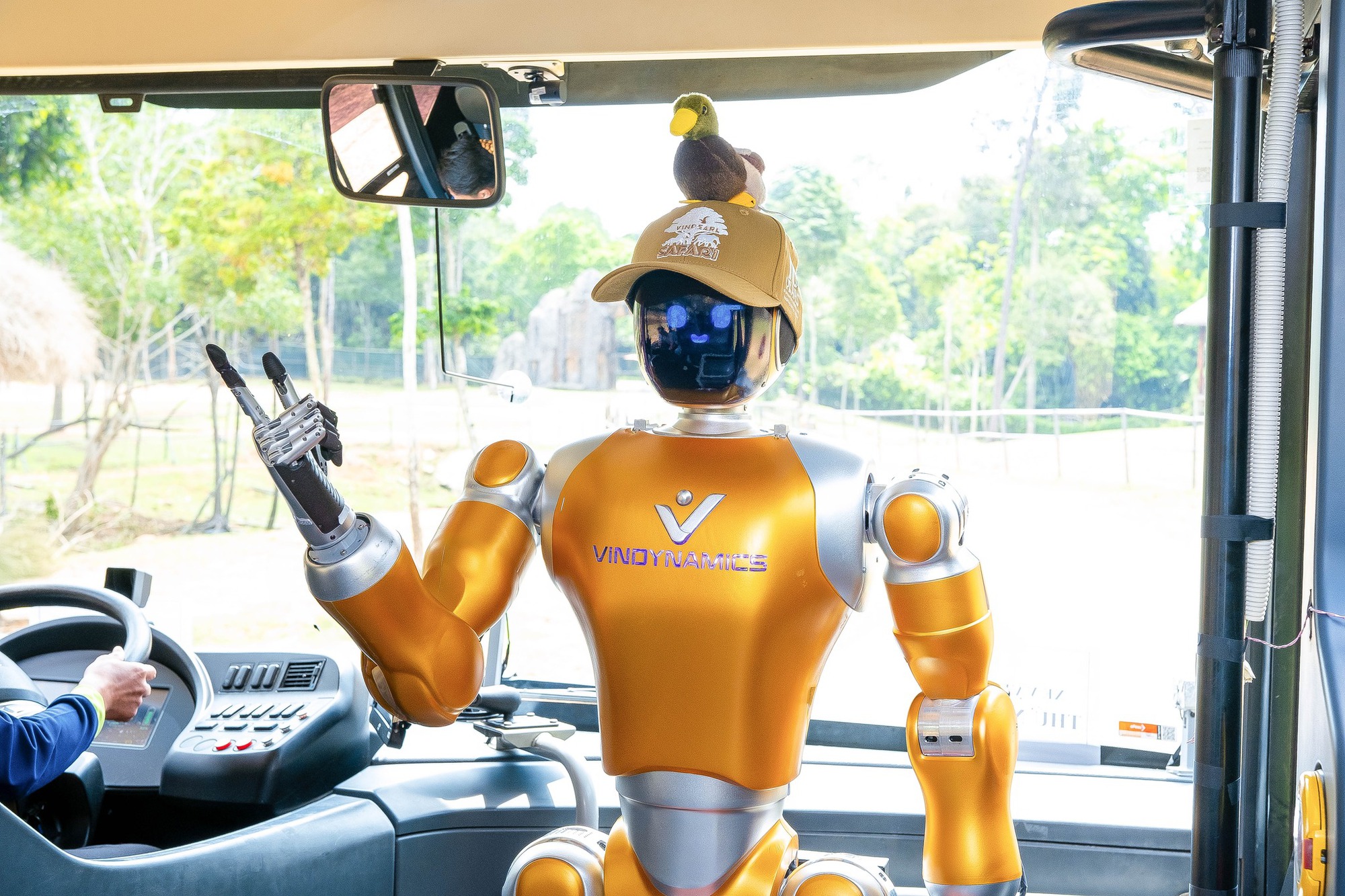 Bắt gặp robot triệu đô của tỷ phú Phạm Nhật Vượng thử việc tại Phú Quốc - Ảnh 4