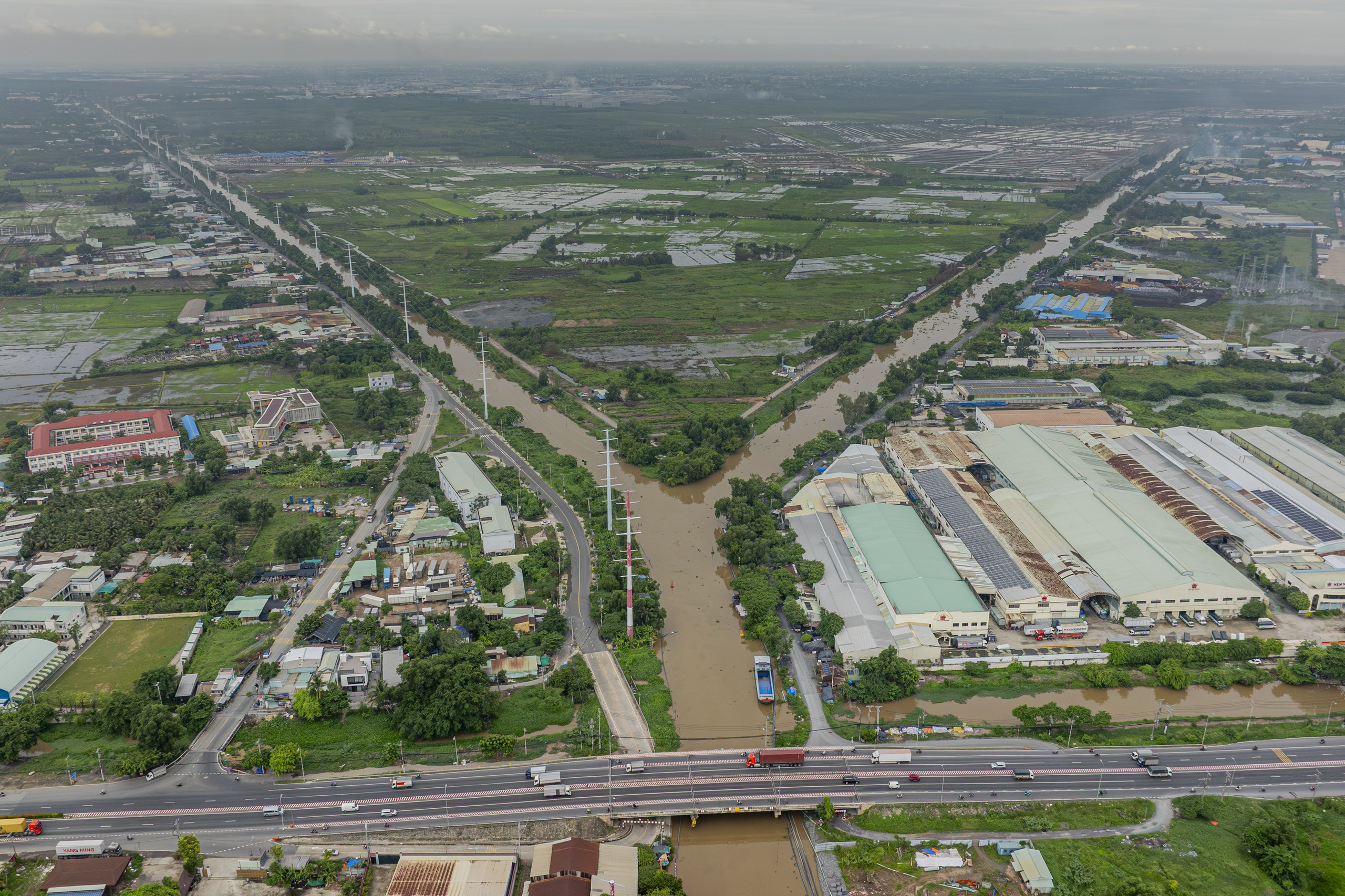 Môi giới đổ về khu Tây Bắc TP.HCM, liên tục khai trương văn phòng mới, nhộn nhịp tư vấn khách quanh siêu dự án lớn chưa từng tại Hóc Môn - Ảnh 1