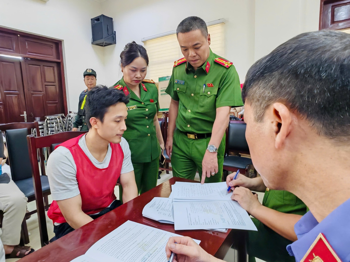 Công an Hà Nội thông tin vụ "hợp đồng kỳ nghỉ": Hơn 2.700 tỷ đồng liên quan hành vi lừa đảo, thu giữ hàng loạt ô tô, bất động sản - Ảnh 5