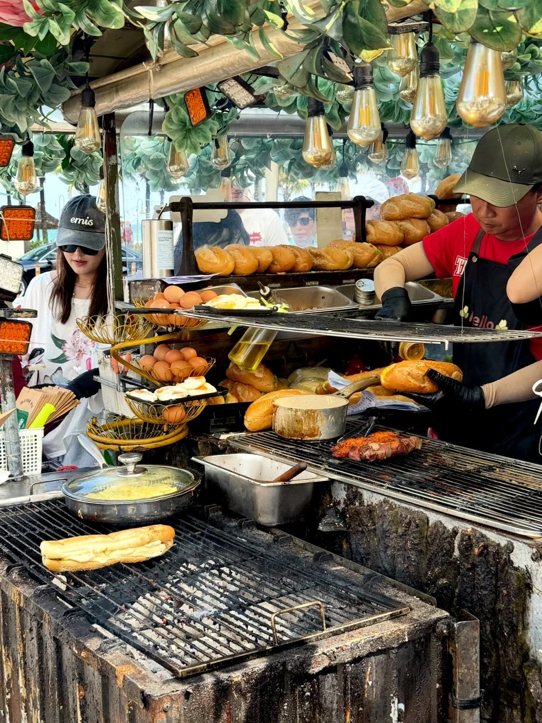 Món bánh mì nướng khiến khách nước ngoài mê mệt: Giá chỉ hơn 40k, xếp hàng tới số 60 vẫn kiên nhẫn chờ - Ảnh 3