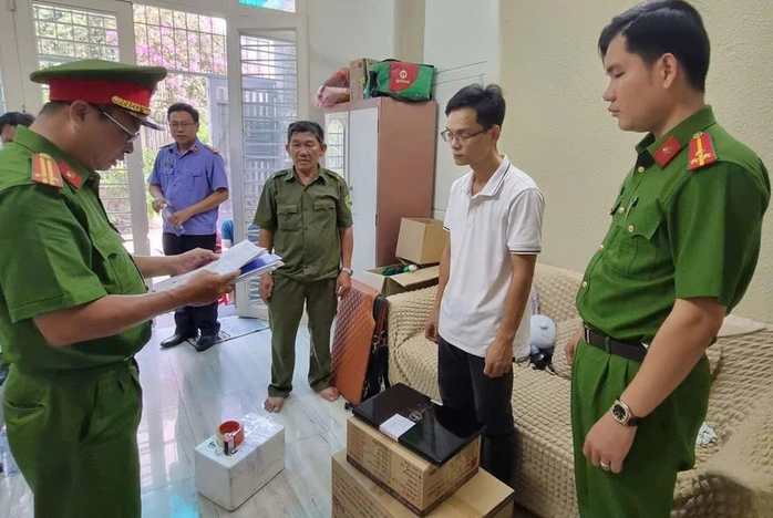 Công an ập vào khám xét nơi ở, nơi làm việc, bắt tạm giam quản lý Trần Minh Duy SN 1990 - Ảnh 1