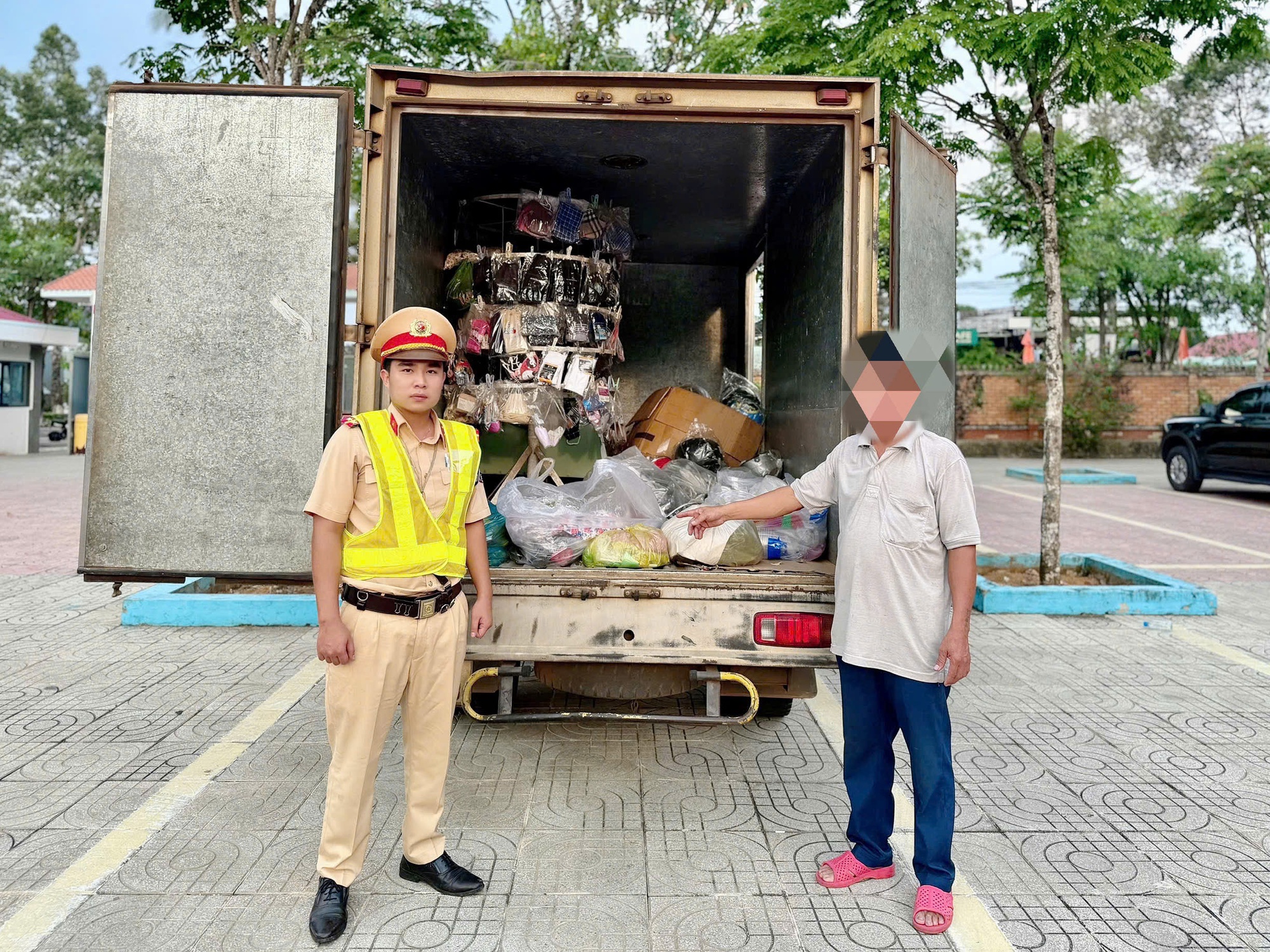 Phát hiện xe tải máu xám lạ, công an Việt Nam lập tức theo dõi giám sát - Ảnh 2