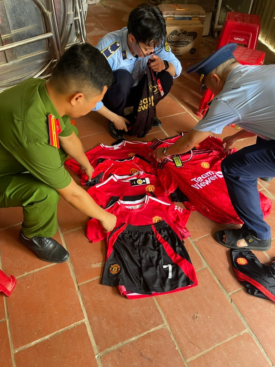 Bày bán 7 bộ quần áo Manchester United, tiểu thương Hoàng Thị Hường bị xử phạt - Ảnh 1