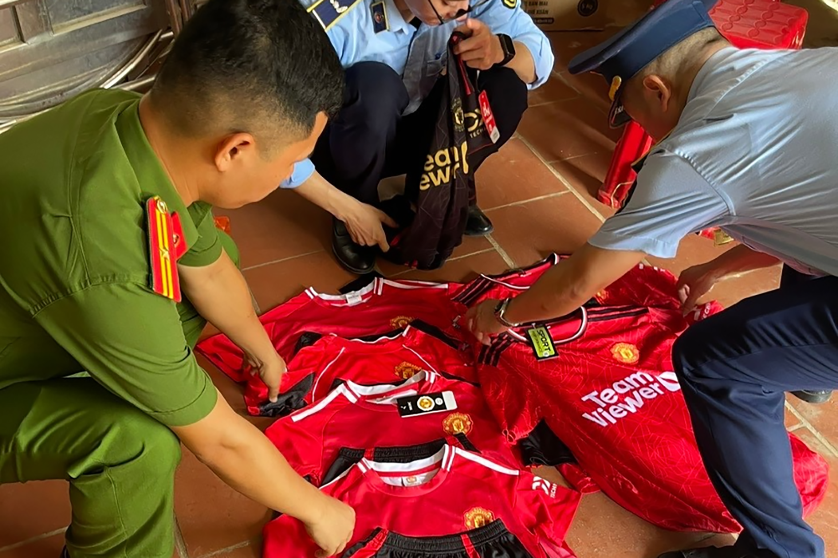 Xử phạt người phụ nữ bày bán 7 bộ quần áo giả nhãn hiệu Manchester United - Ảnh 1
