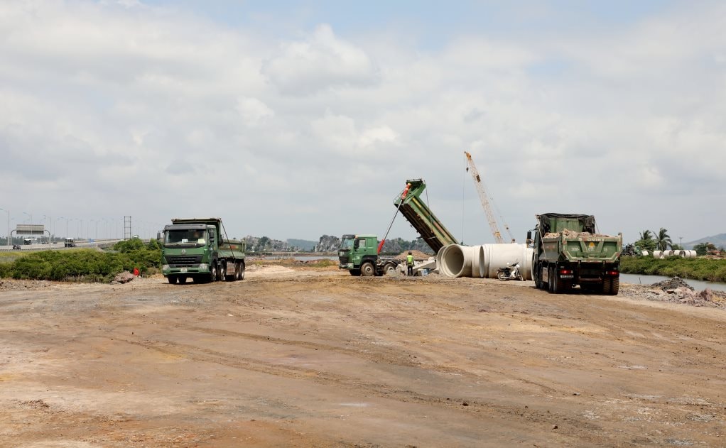 Doanh nghiệp của tỷ phú Phạm Nhật Vượng huy động máy móc thi công nhà ga tại siêu dự án 5,6 tỷ USD chưa từng có trong lịch sử - Ảnh 1