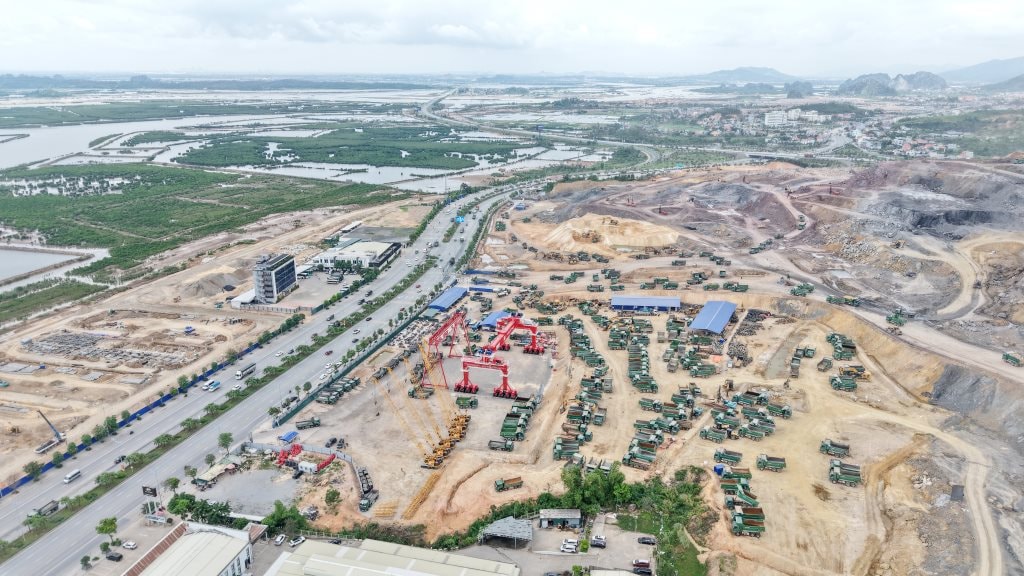 Doanh nghiệp của tỷ phú Phạm Nhật Vượng huy động máy móc thi công nhà ga tại siêu dự án 5,6 tỷ USD chưa từng có trong lịch sử - Ảnh 2