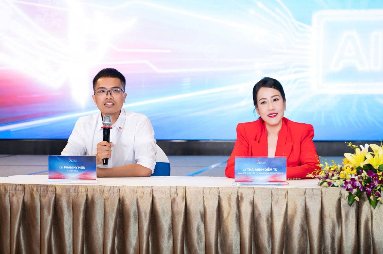 “AI Thực chiến” mùa 2: Techcombank tiếp tục tài trợ giải thưởng “Điều kỳ diệu” tới 1 triệu USD, Tiến sĩ AI Phạm Hy Hiếu trực tiếp làm Ban Giám khảo - Ảnh 2