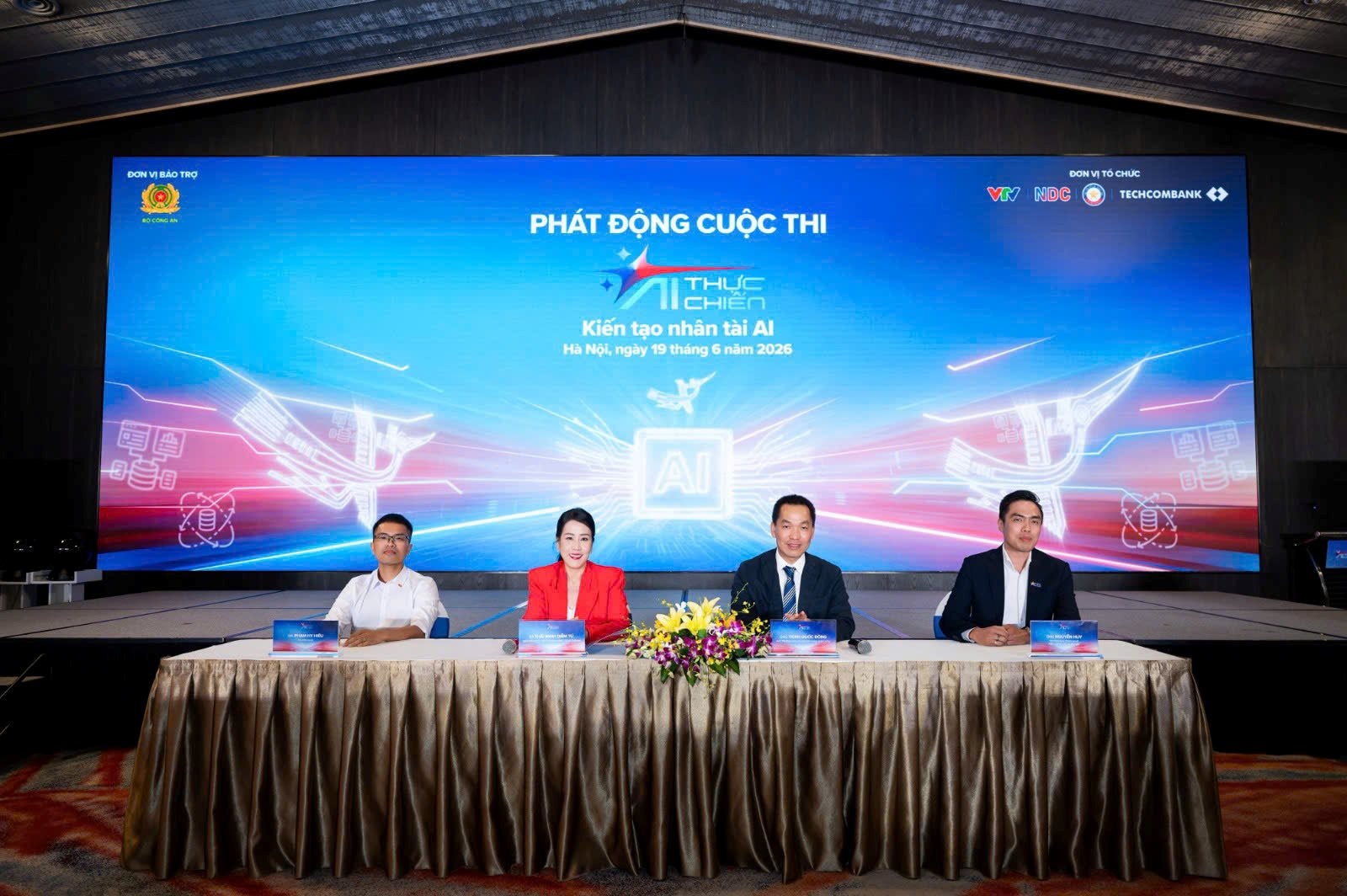 “AI Thực chiến” mùa 2: Techcombank tiếp tục tài trợ giải thưởng “Điều kỳ diệu” tới 1 triệu USD, Tiến sĩ AI Phạm Hy Hiếu trực tiếp làm Ban Giám khảo - Ảnh 1