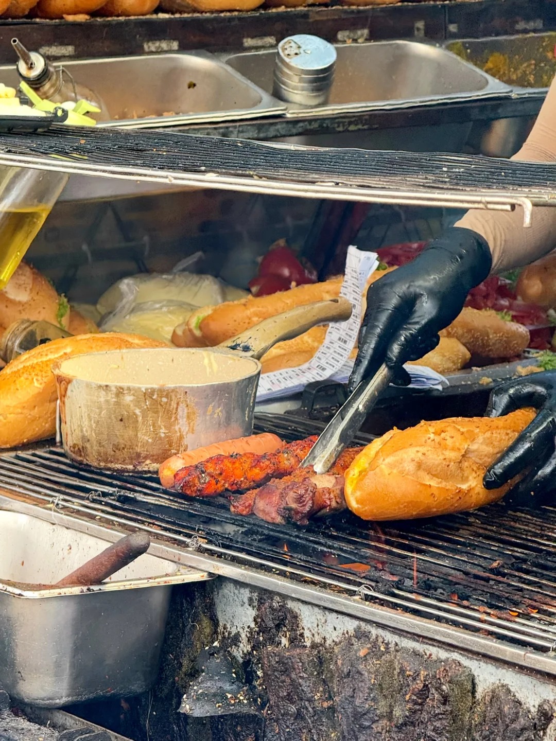 Món bánh mì nướng khiến khách nước ngoài mê mệt: Giá chỉ hơn 40k, xếp hàng tới số 60 vẫn kiên nhẫn chờ - Ảnh 4
