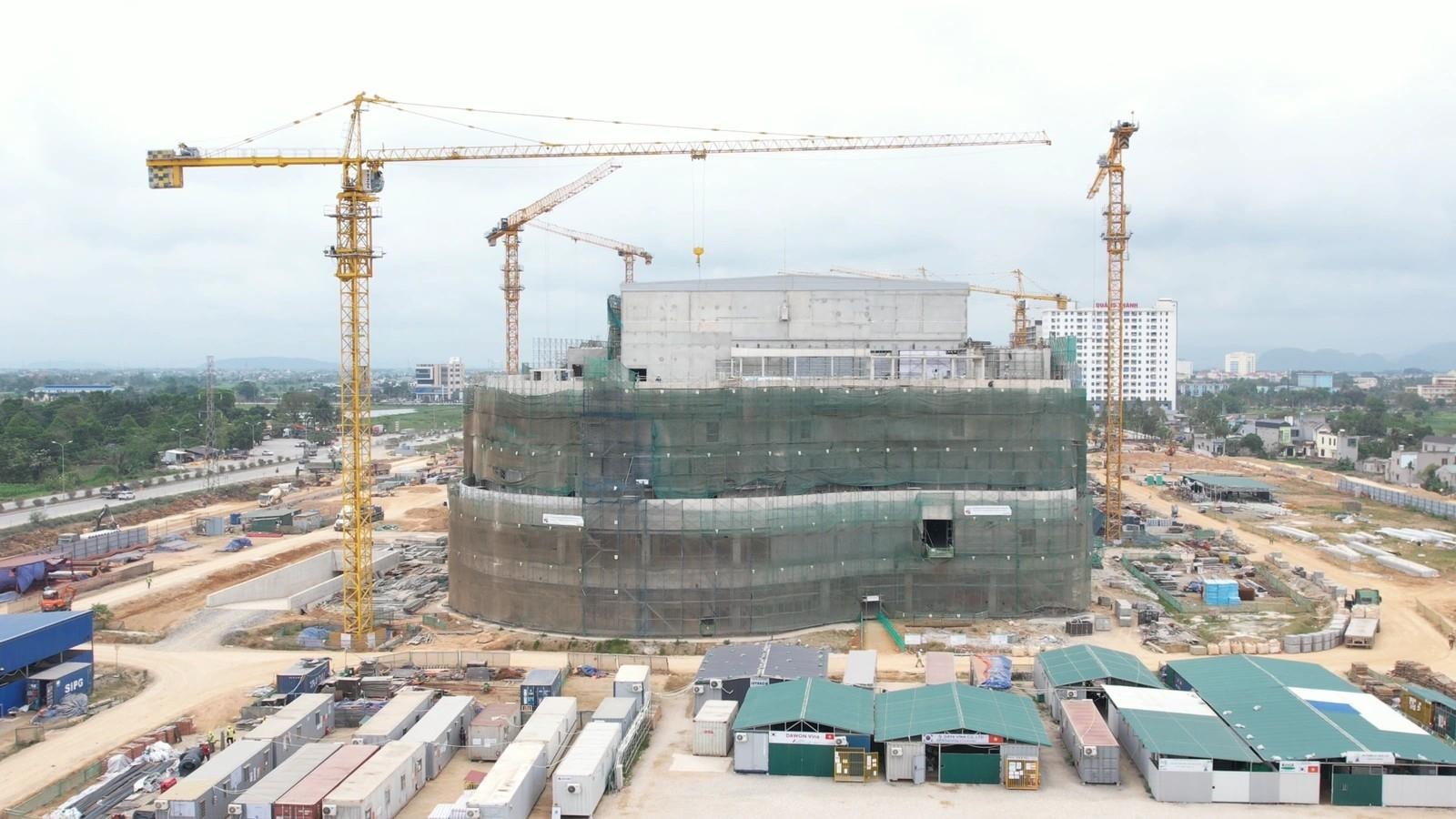 Hàng trăm kỹ sư, công nhân cùng nhiều thiết bị hiện đại tăng tốc triển khai trung tâm thương mại Aeon Mall quy mô lớn nhất Việt Nam, sẽ đi vào hoạt động trong vài tháng nữa - Ảnh 1