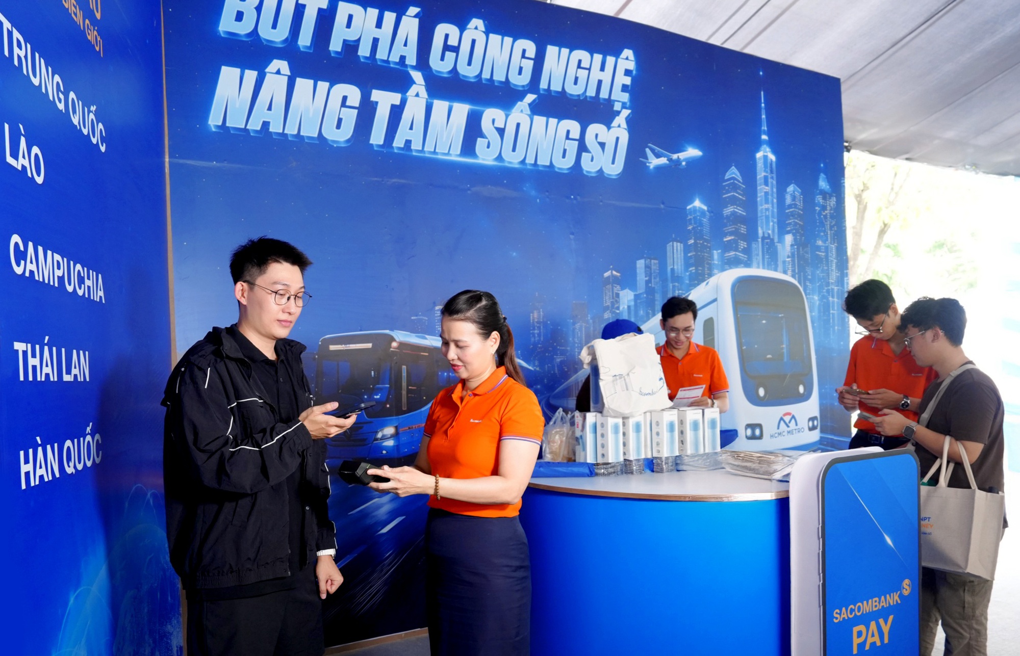 Gian hàng của SACOMBANK thu hút khách quốc tế tại Lễ hội tài chính số 2026 - Ảnh 3