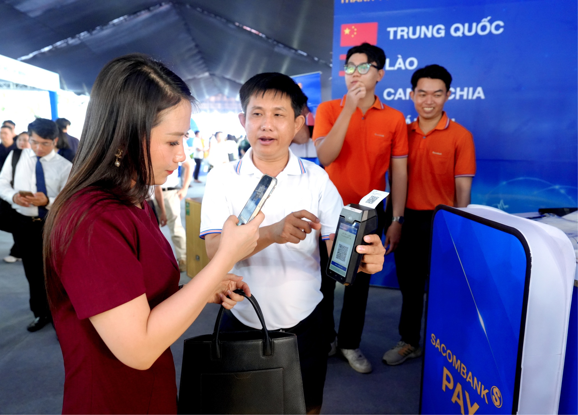 Gian hàng của SACOMBANK thu hút khách quốc tế tại Lễ hội tài chính số 2026 - Ảnh 4