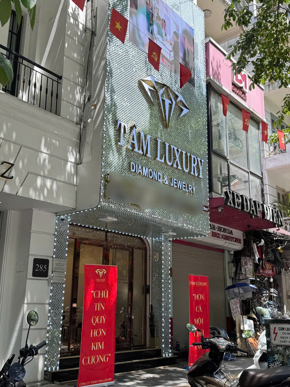 Từ “cơn sốt” đến “cơn lạnh”: Thị trường kim cương Việt Nam lao đao vì làn sóng bán tháo, nhiều cửa hàng "hấp hối" - Ảnh 1