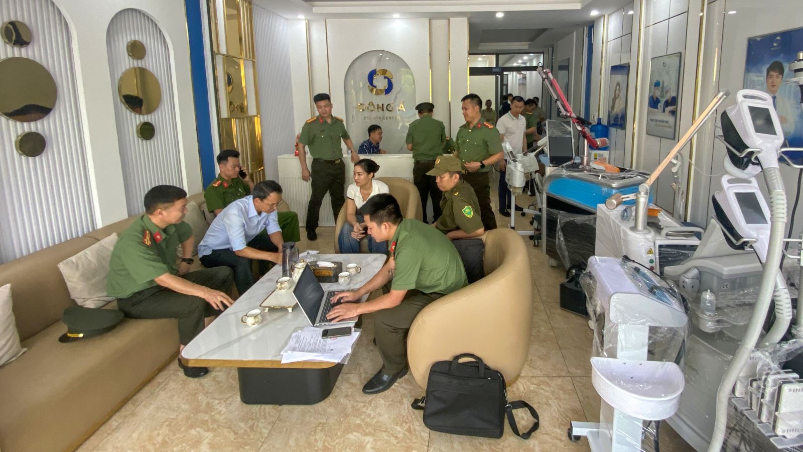 Khám xét khẩn cấp hàng loạt spa làm đẹp, bắt bà chủ Nguyễn Thị Thu Hà SN 1991 - Ảnh 2