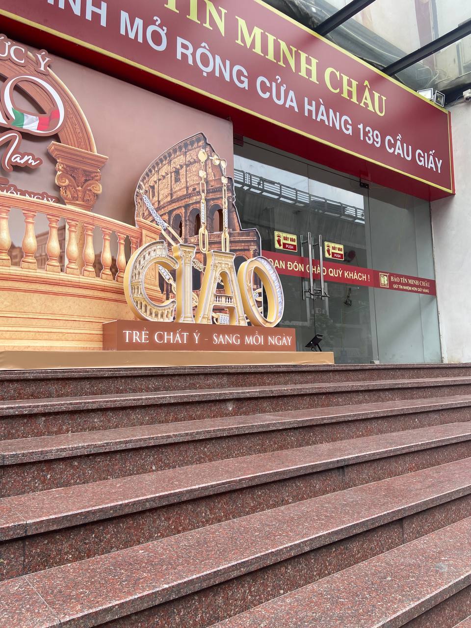 Cảnh tượng lạ trên phố Cầu Giấy ngày giá vàng 15,75 triệu/chỉ - Ảnh 6