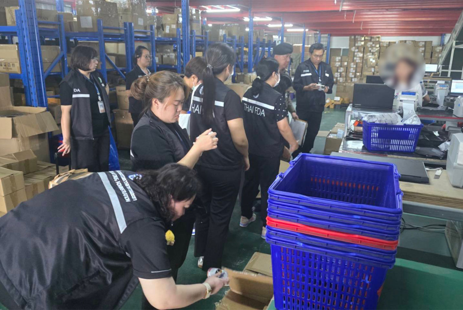 Đột kích một nhà kho, công an triệt phá đường dây buôn bán thực phẩm chức năng giả, tịch thu hơn 15.000 sản phẩm nhập lậu - Ảnh 1