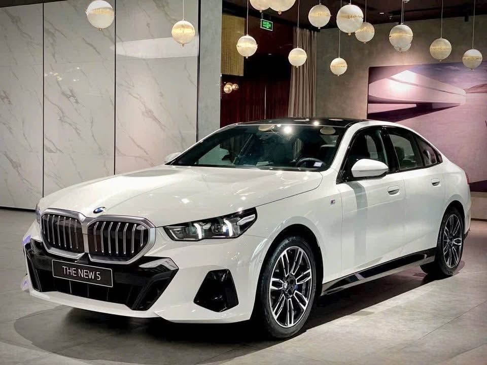 BMW 5 Series dọn kho giảm giá mạnh tại đại lý: Bản 'full' dưới 2 tỷ đồng, rẻ hơn ban đầu 1,3 tỷ nhưng phải đánh đổi một đời - Ảnh 3