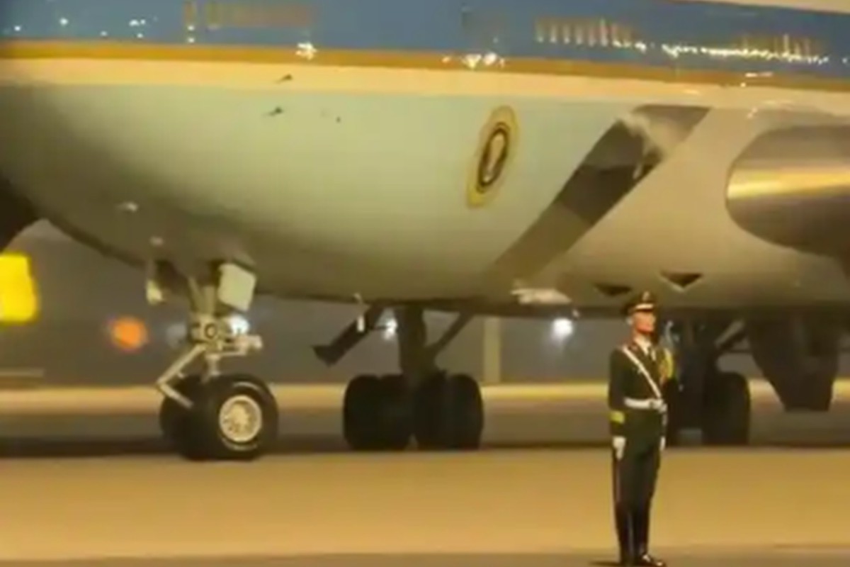 Air Force One cách 15 mét, binh sĩ Trung Quốc được gọi ‘Vạn Lý Trường Thành biết đi’ làm điều gây sốt MXH - Ảnh 1