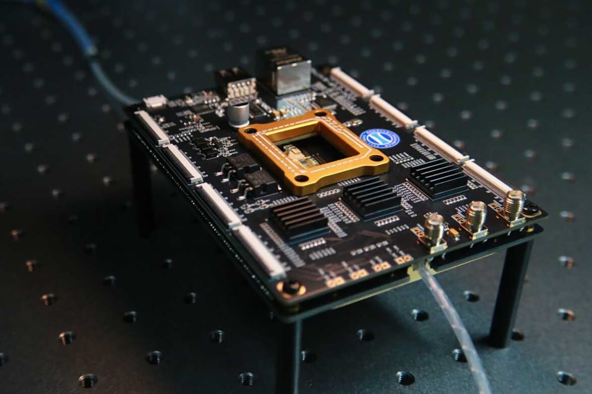 Không cần máy quang khắc của ASML, startup Trung Quốc tuyên bố tìm ra cách sản xuất chip quang học mới, chi phí chỉ bằng 1/10 - Ảnh 1