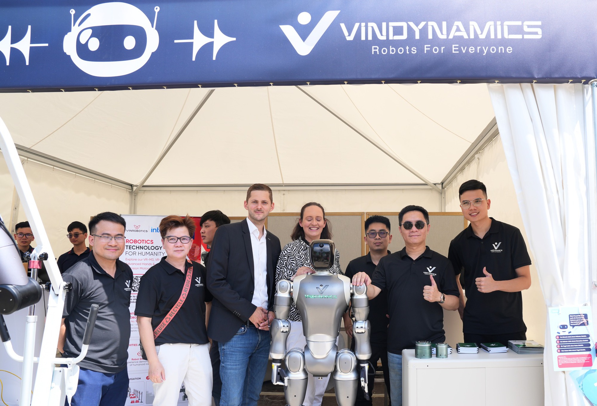Bắt gặp robot triệu đô của tỷ phú Phạm Nhật Vượng thử việc tại Phú Quốc - Ảnh 3