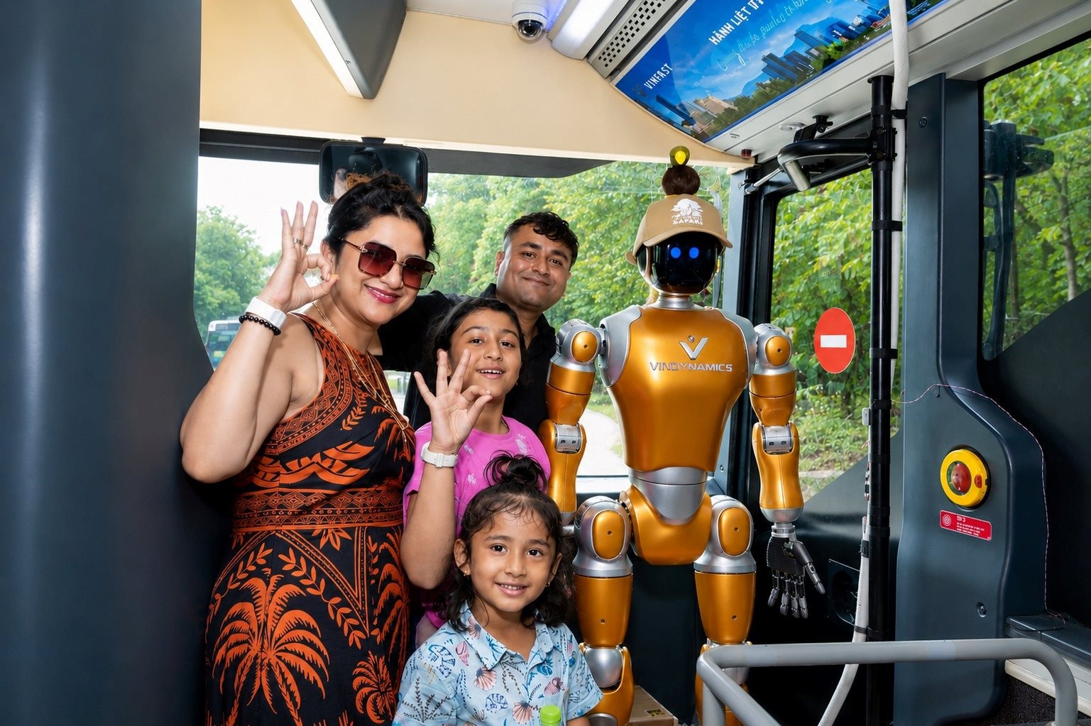 Bắt gặp robot triệu đô của tỷ phú Phạm Nhật Vượng thử việc tại Phú Quốc - Ảnh 1