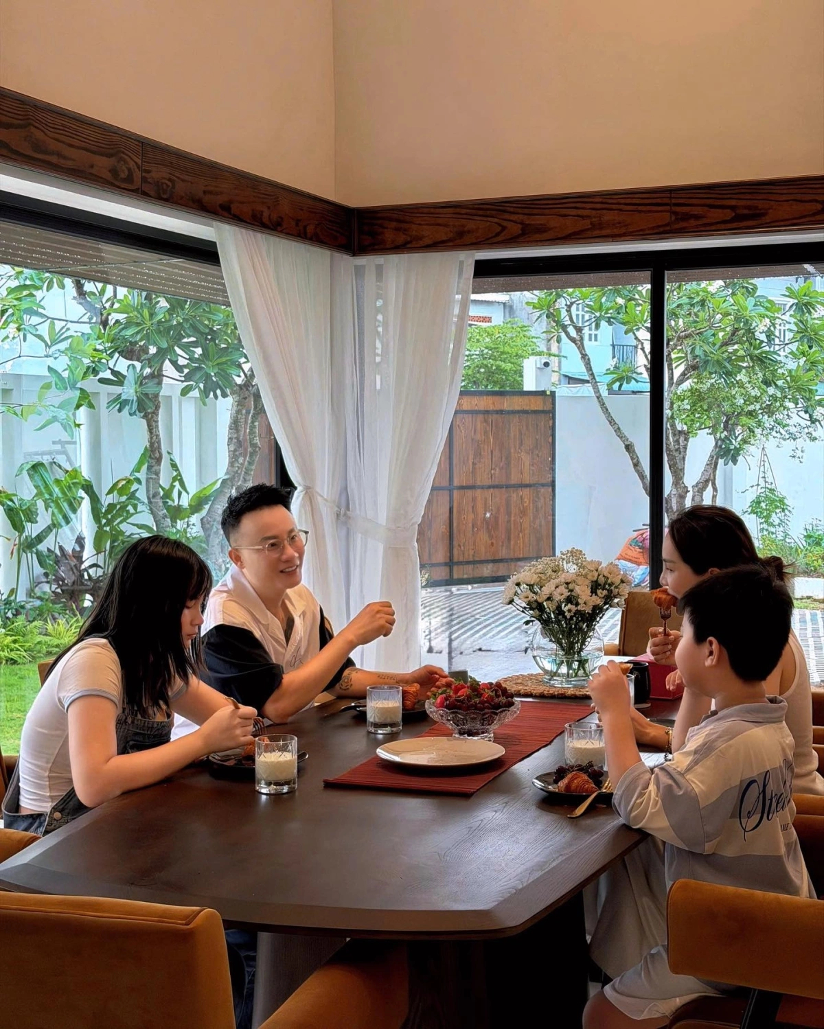 Nam nghệ sĩ lấy vợ là con gái đại gia miền Tây: Bỏ penthouse thành phố về ngoại ô xây biệt thự 500m², chill quên lối về - Ảnh 5