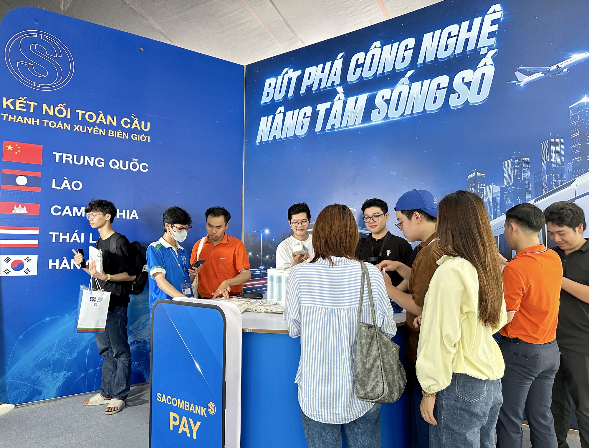 Gian hàng của SACOMBANK thu hút khách quốc tế tại Lễ hội tài chính số 2026 - Ảnh 7
