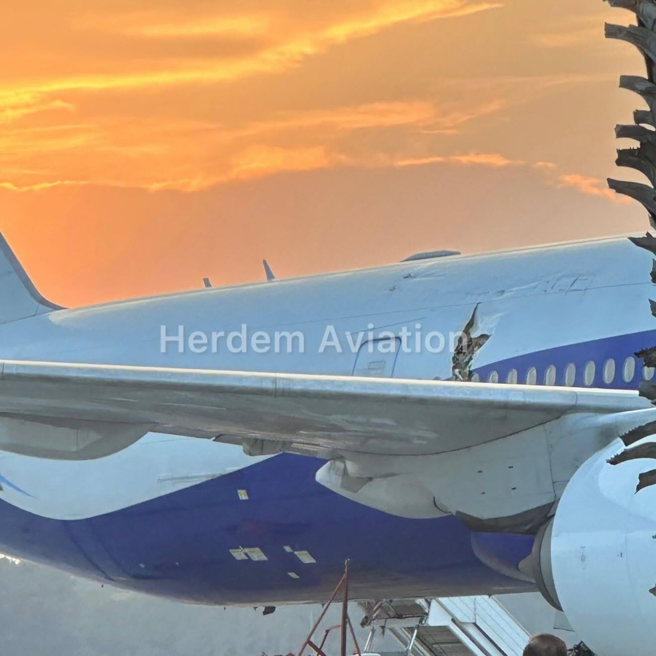 Boeing 777 chở 267 người đâm toác cột radar, hiện trường tan hoang - Ảnh 4