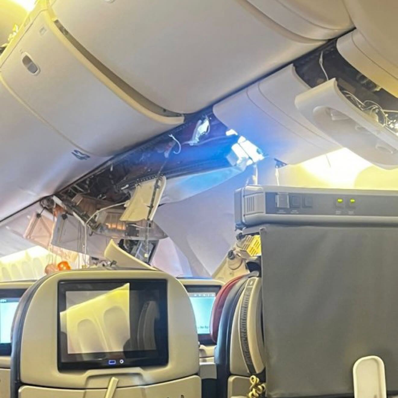 Boeing 777 chở 267 người đâm toác cột radar, hiện trường tan hoang - Ảnh 3