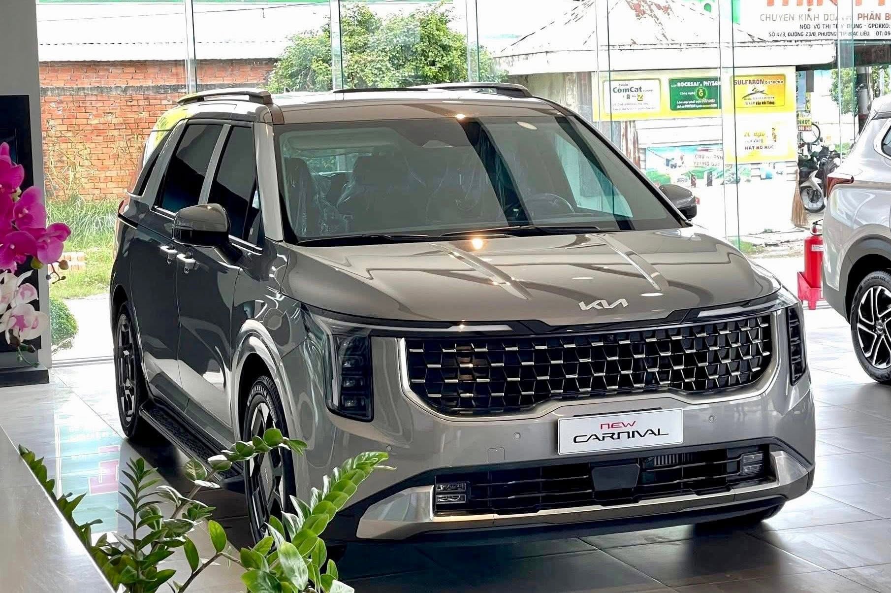 Giá Kia Carnival chạm 'đáy' ở đại lý: Giảm tới 150 triệu đồng, bản 'full option' rẻ ngang bản thấp - Ảnh 3