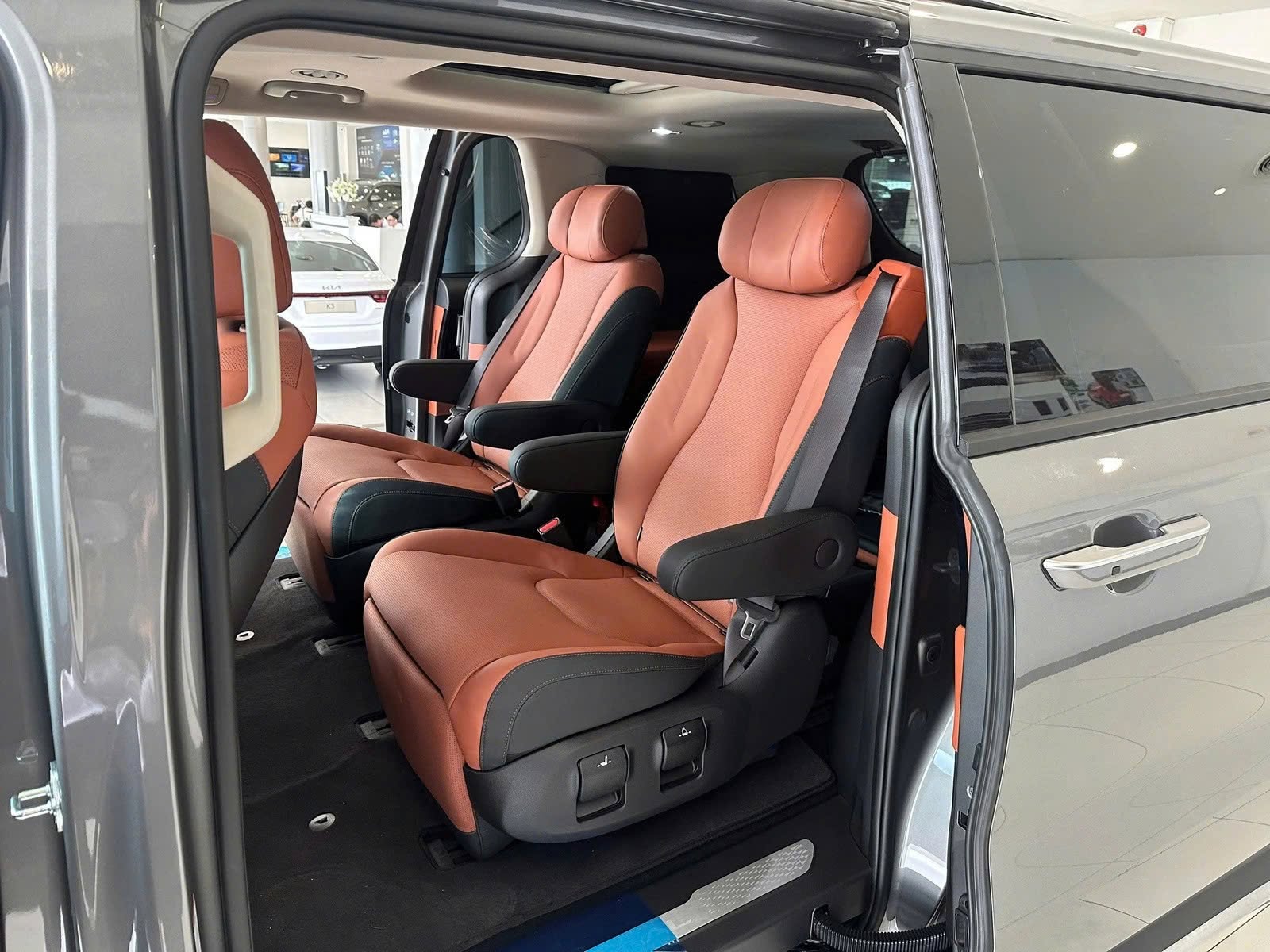 Giá Kia Carnival chạm 'đáy' ở đại lý: Giảm tới 150 triệu đồng, bản 'full option' rẻ ngang bản thấp - Ảnh 5