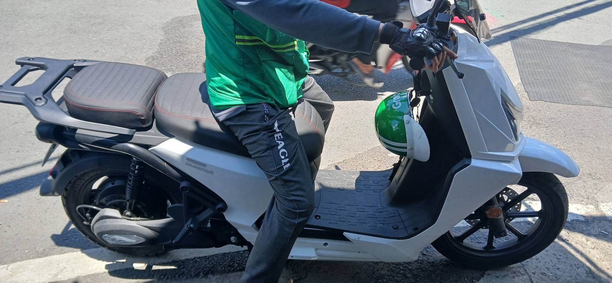 Xe máy điện Malaysia bất ngờ lăn bánh ở TP.HCM: 5 giây đầy pin, chạy gần 100km/h, có cửa thắng xe Việt? - Ảnh 1