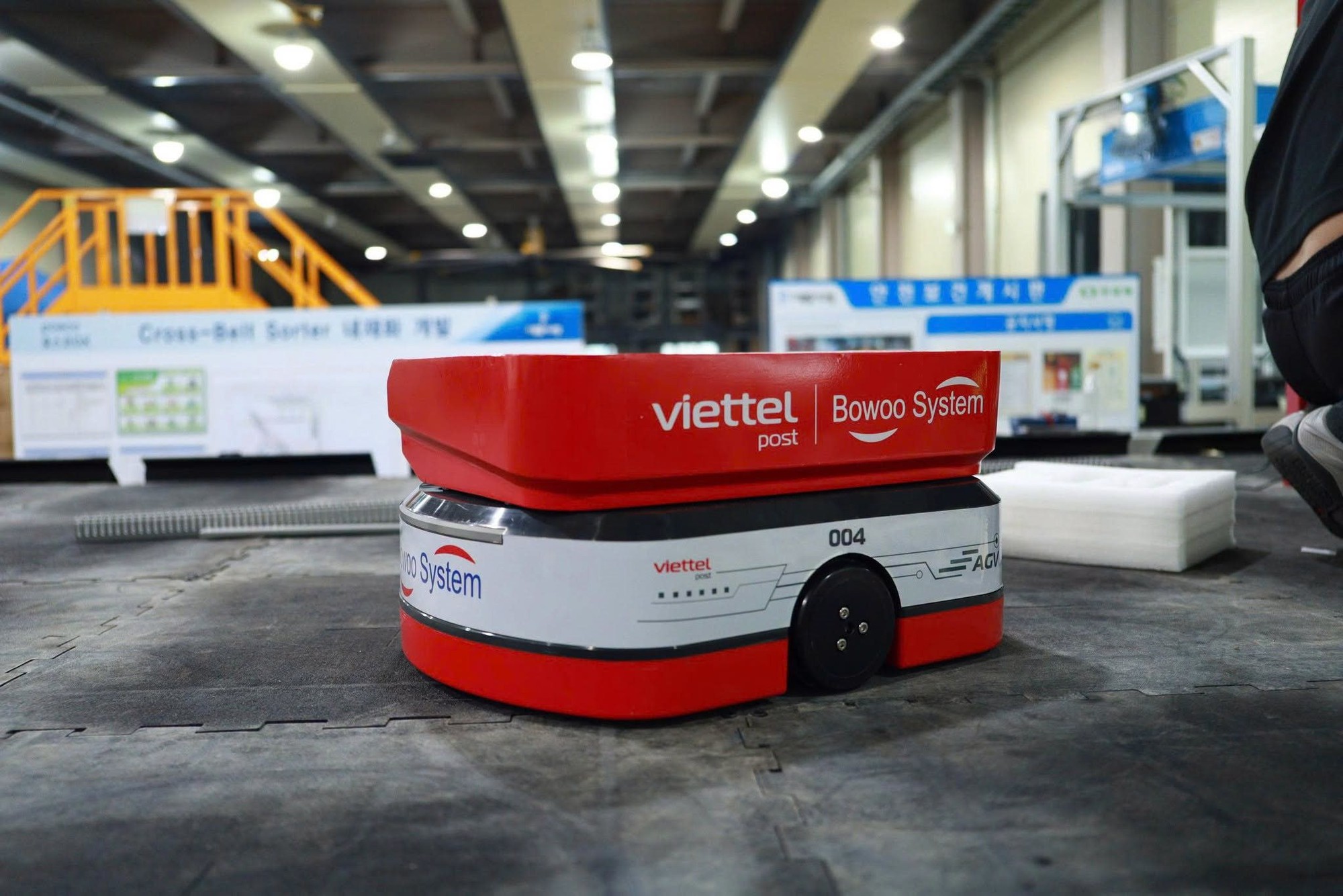 Viettel Post xuất khẩu robot sang Hàn Quốc: Tự chủ công nghệ từ A-Z, năng suất đạt 1.000 bưu phẩm/người/giờ - Ảnh 1