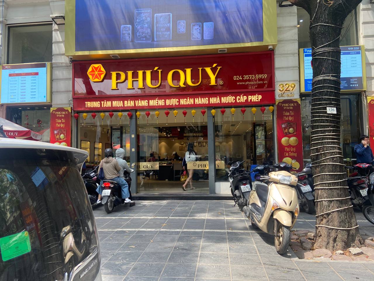 Cảnh tượng lạ trên phố Cầu Giấy ngày giá vàng 15,75 triệu/chỉ - Ảnh 1