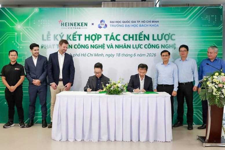 HEINEKEN Việt Nam bắt tay ĐH Bách Khoa ĐHQG TPHCM, dùng robot hình người trong nhà máy - Ảnh 1