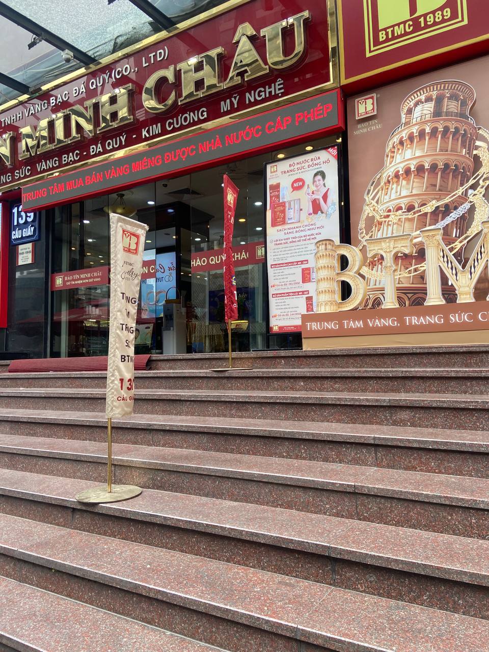 Cảnh tượng lạ trên phố Cầu Giấy ngày giá vàng 15,75 triệu/chỉ - Ảnh 5