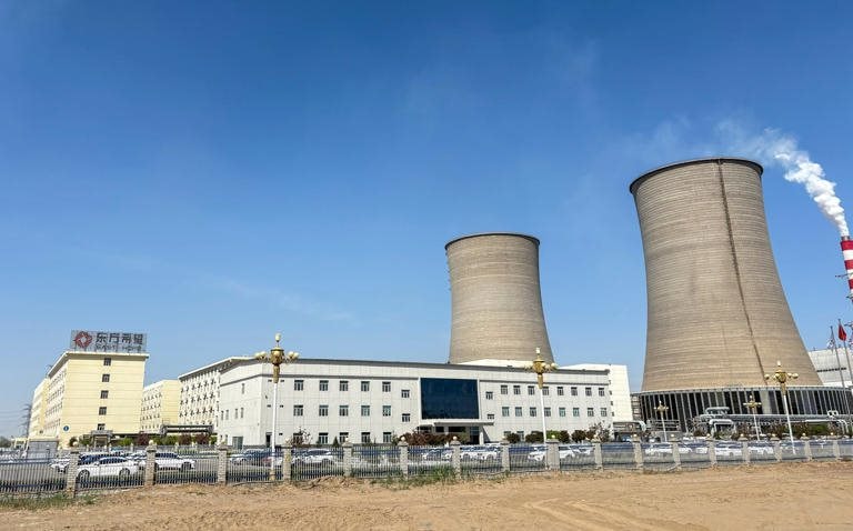 Xe tải Trung Quốc chạy ngày đêm ở vùng đất "giàu có hơn cả vịnh Ba Tư": "Ăn chơi" 100 năm nữa cũng không phải lo nghĩ - Ảnh 3