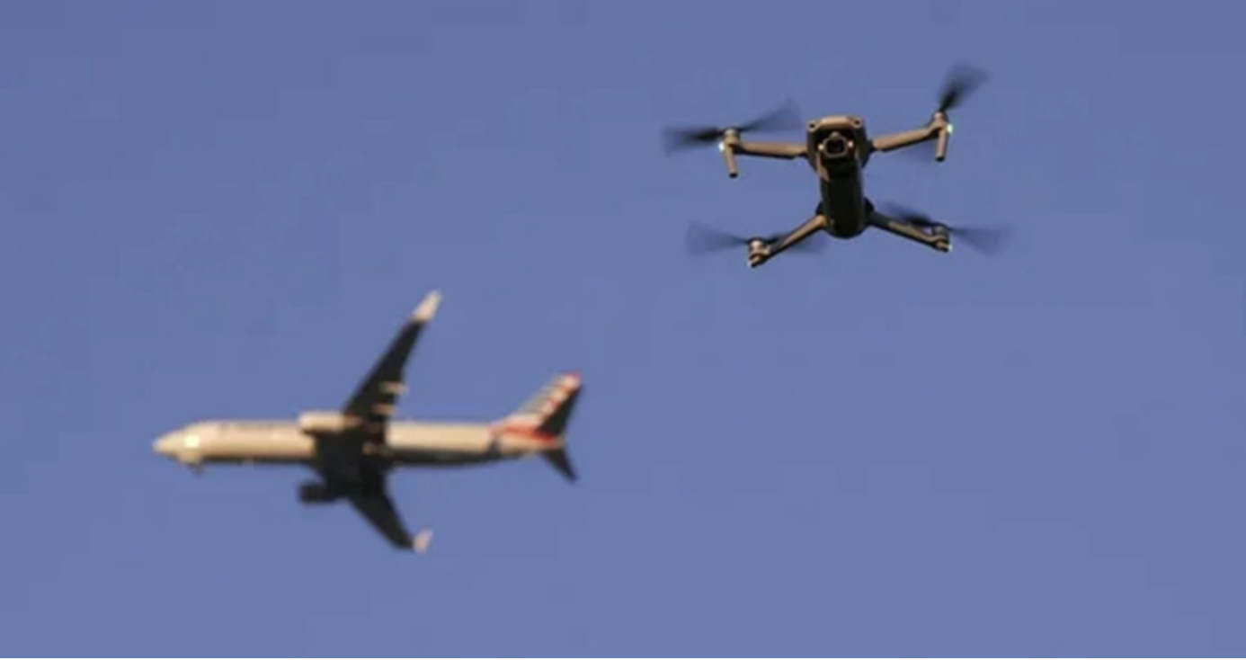 Chỉ trong 2 ngày, 38 chuyến bay, hàng ngàn hành khách bị ảnh hưởng do drone và diều - Ảnh 1