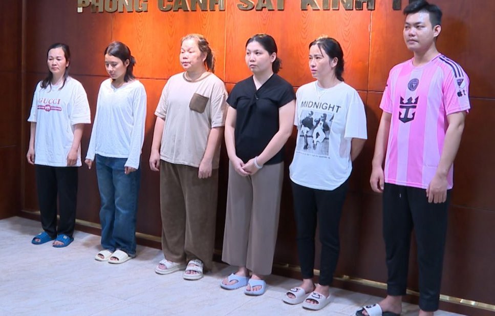 Công an Thanh Hóa triệt phá đường dây buôn lậu 200 kg vàng thỏi gần 1.000 tỷ đồng, hé lộ hơn 10.000 sản phẩm trang sức giả thương hiệu nổi tiếng - Ảnh 6