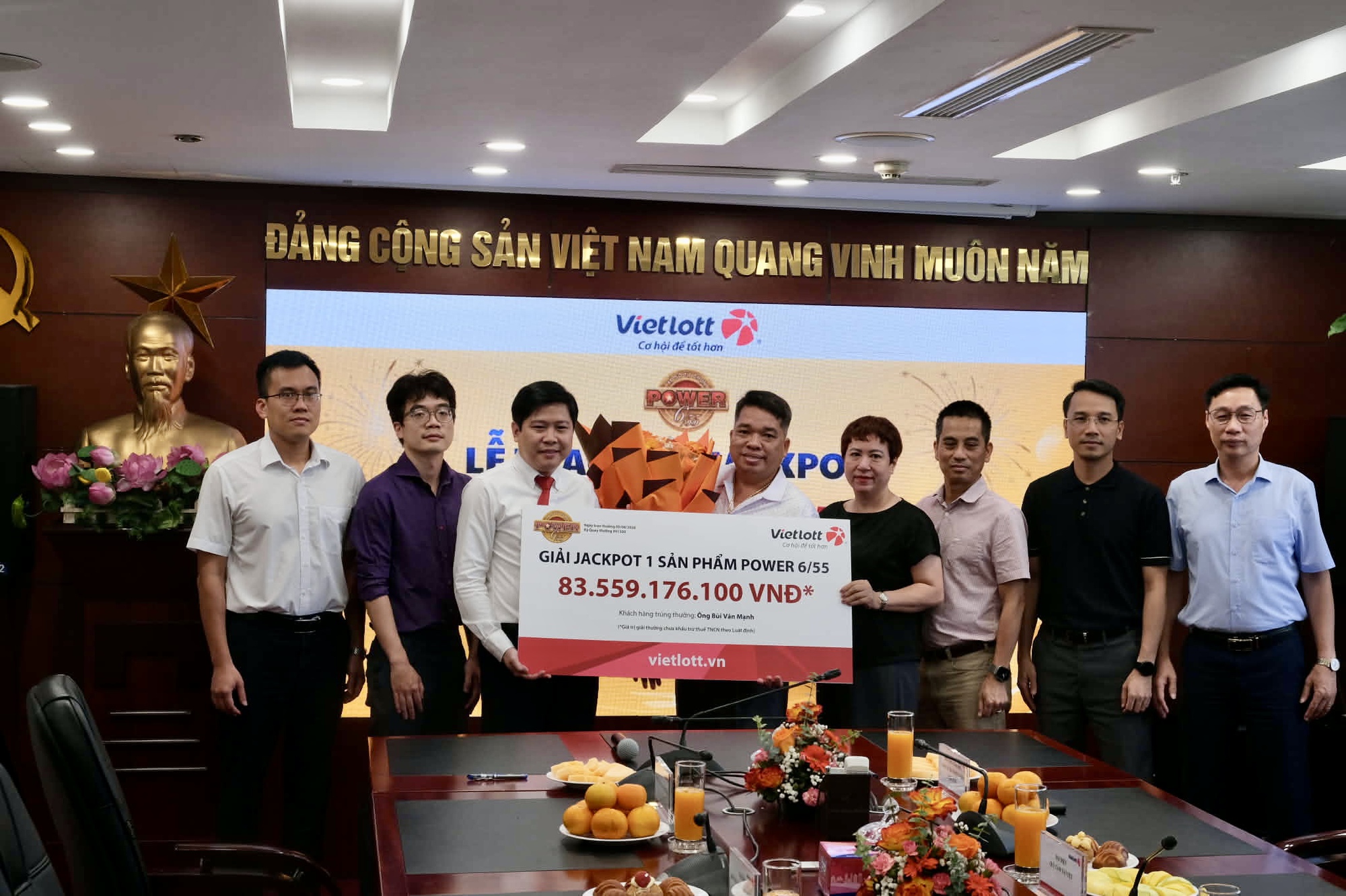 Người trúng Jackpot 83 tỷ đồng không đeo mặt nạ: "Ước mơ trúng Vietlott một lần để công khai danh tính" - Ảnh 1