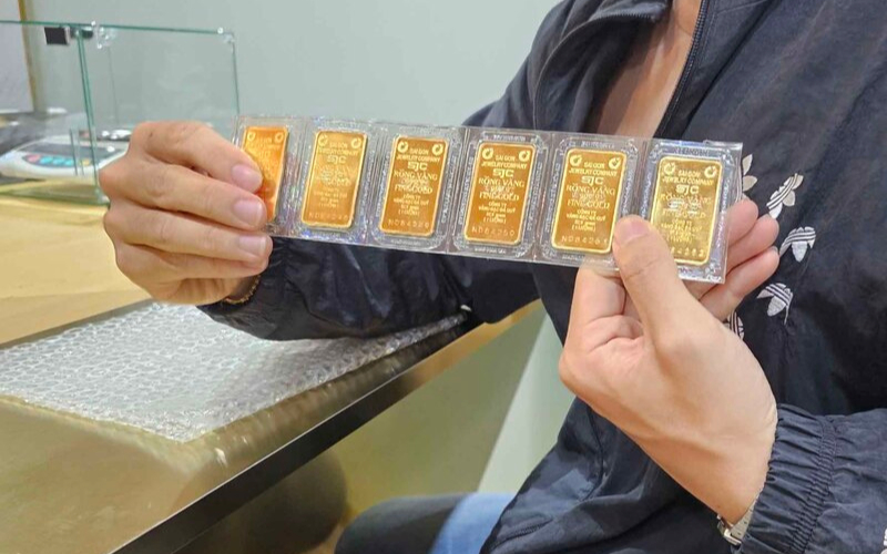 Cảnh tượng lạ trên phố Cầu Giấy ngày giá vàng 15,75 triệu/chỉ - Ảnh 8