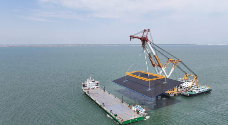 Phát hiện 240 cọc thép khổng lồ được Trung Quốc cắm xuống đáy biển, kết nối bằng hệ thống cáp ngầm, gấp rút thi công một siêu dự án 2 tỷ USD - Ảnh 1