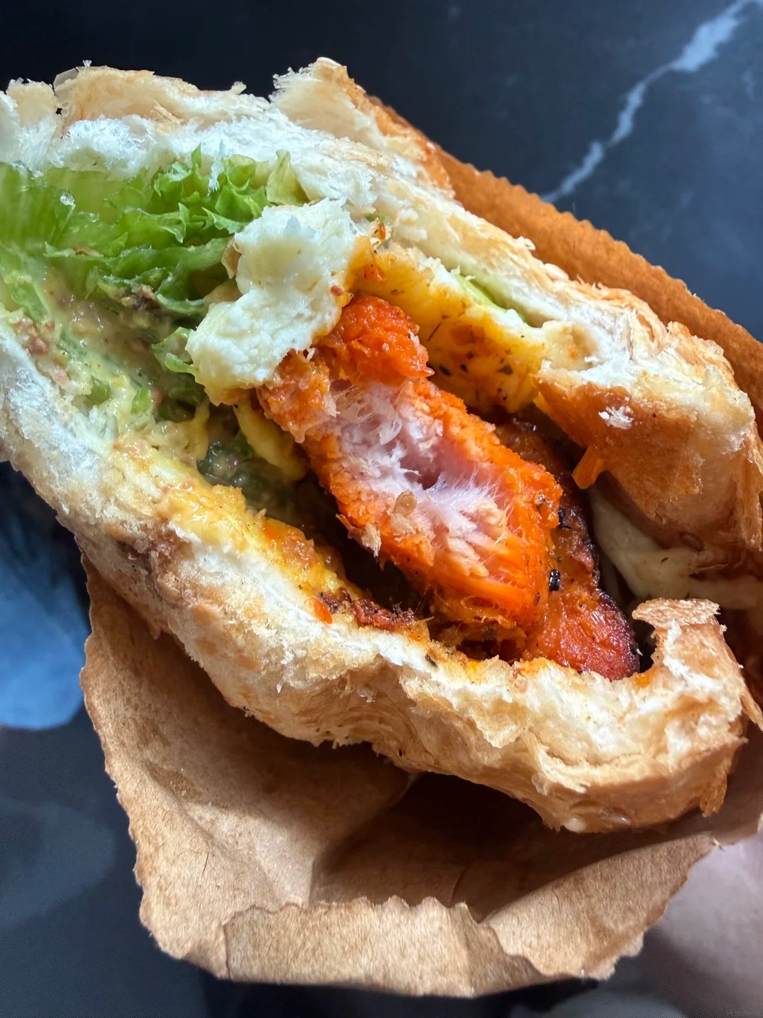 Món bánh mì nướng khiến khách nước ngoài mê mệt: Giá chỉ hơn 40k, xếp hàng tới số 60 vẫn kiên nhẫn chờ - Ảnh 6