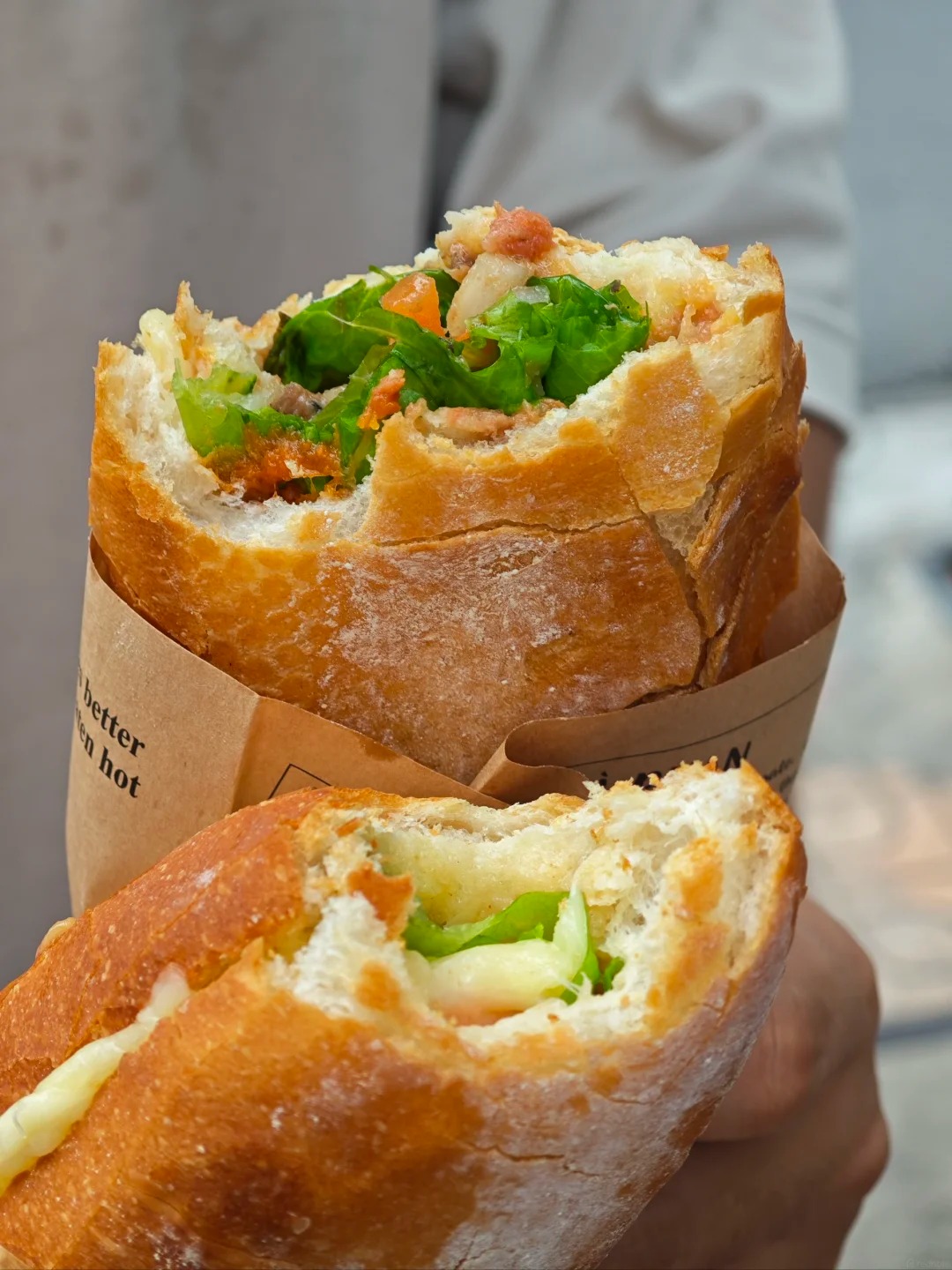 Món bánh mì nướng khiến khách nước ngoài mê mệt: Giá chỉ hơn 40k, xếp hàng tới số 60 vẫn kiên nhẫn chờ - Ảnh 8