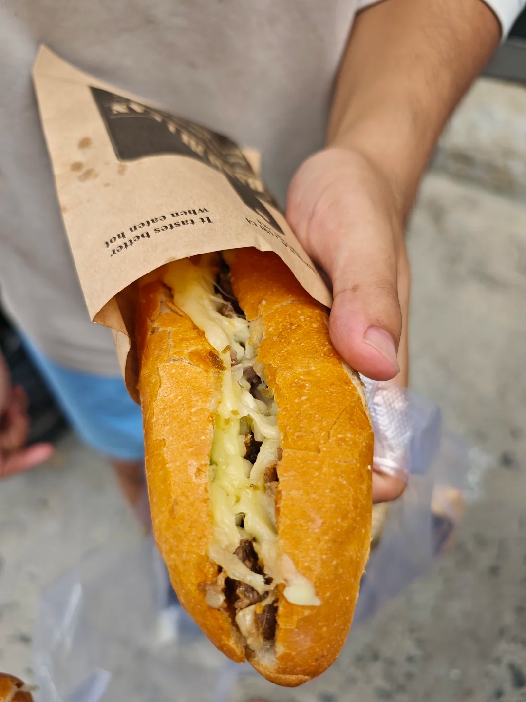 Món bánh mì nướng khiến khách nước ngoài mê mệt: Giá chỉ hơn 40k, xếp hàng tới số 60 vẫn kiên nhẫn chờ - Ảnh 7